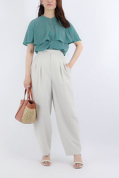 夏のきれいめカーブパンツ